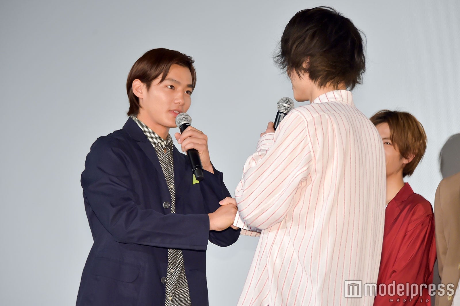 野村周平（左）、最初は握手（C）モデルプレス
