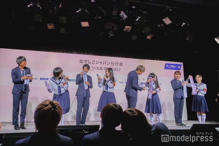 新しい学校のリーダーズとなでしこジャパン(C)モデルプレス