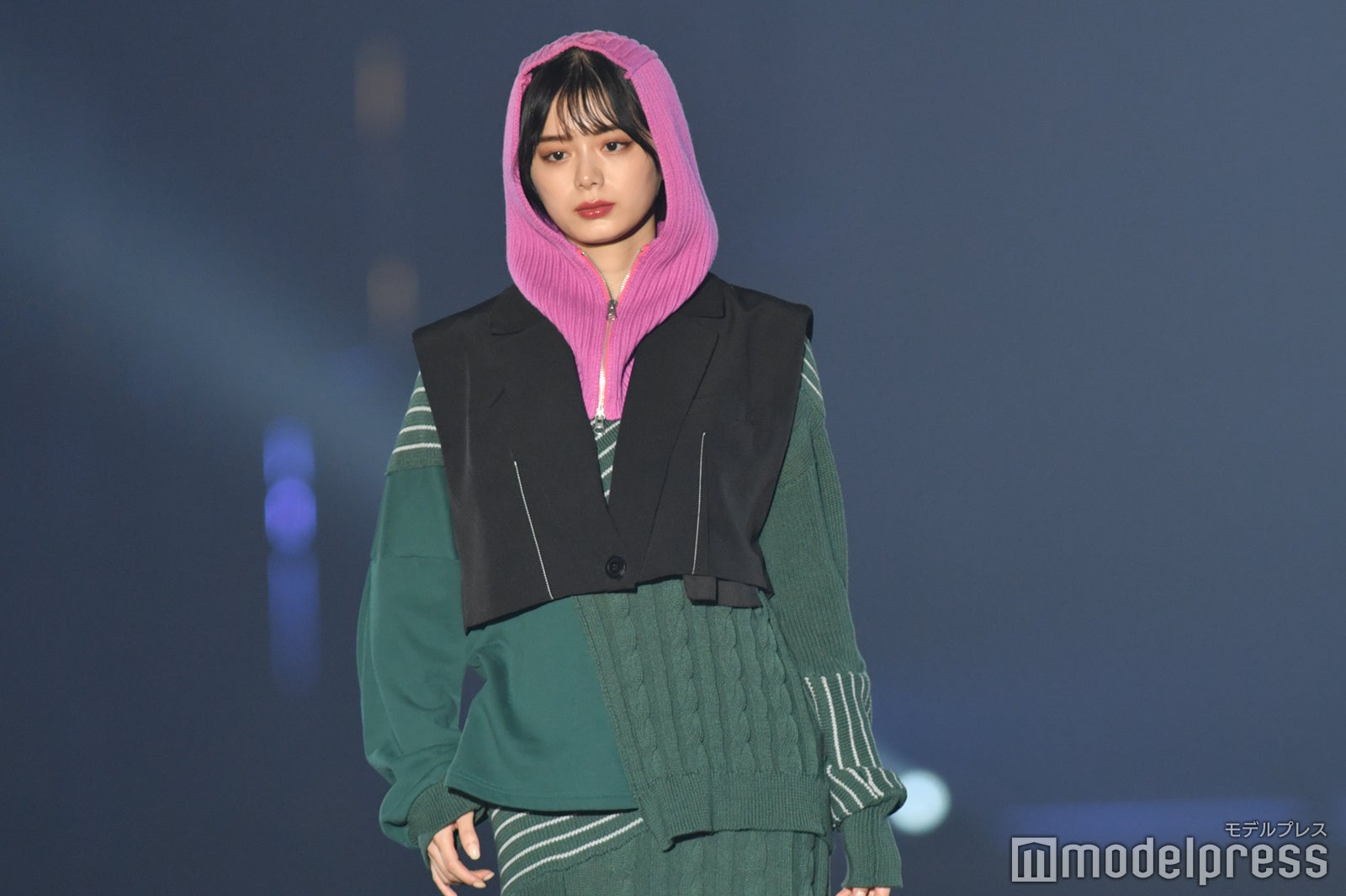 「わた婚4」で話題・紺野彩夏、バラクラバ取り入れた今旬スタイル 笑顔封印のクールランウェイ＜TGC 北九州 2022＞