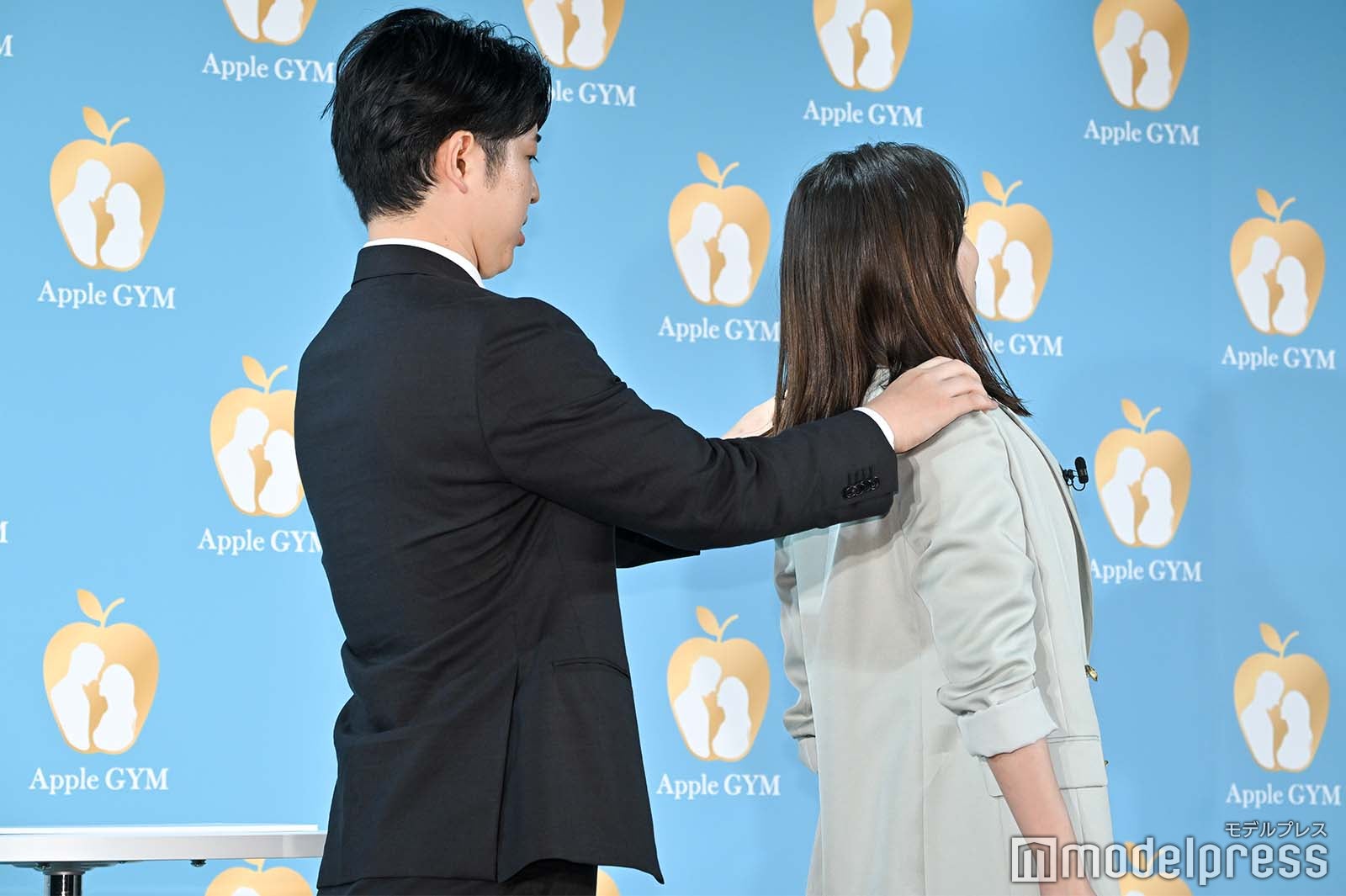 “正しい姿勢”をレクチャーされる広瀬アリス（C）モデルプレス