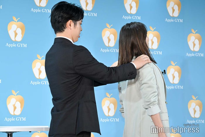 “正しい姿勢”をレクチャーされる広瀬アリス(C)モデルプレス