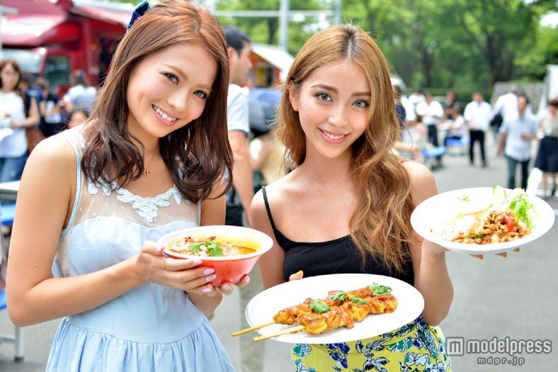 タイ大使館御用達のお店「ブラトーン アジアンフード」/モデル:鈴木あや(左)、細井宏美(右)