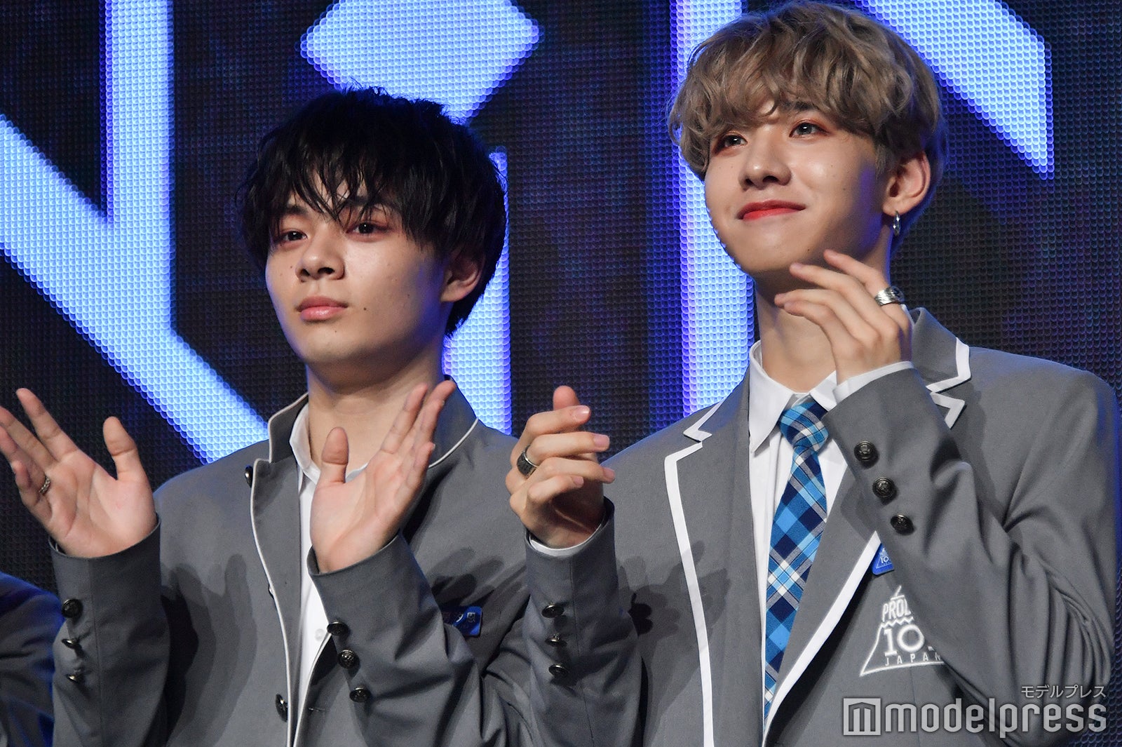 ムービー撮影タイムで動きをつける鶴房汐恩、佐藤景瑚（C）モデルプレス