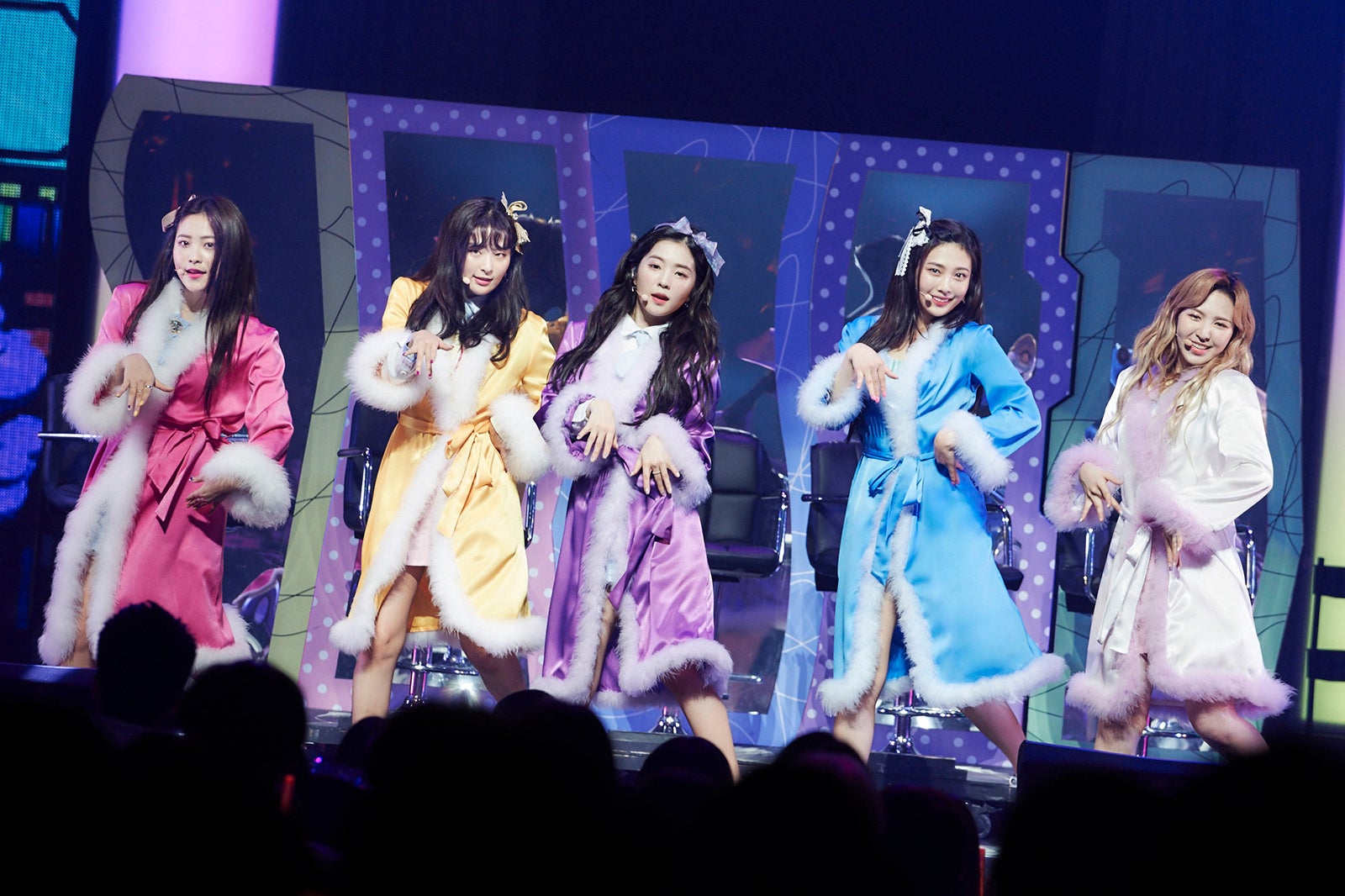 Red Velvet、初の日本ツアーで話題曲続々　美脚披露で圧巻パフォーマンス