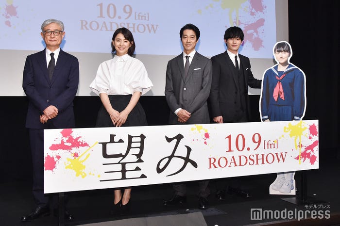左から:堤幸彦監督、石田ゆり子、堤真一、岡田健史、清原果耶 (C)モデルプレス