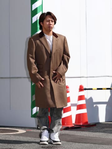 広島 羽月隆太郎被告が保釈 ブラウンのコートに身をつつみ報道陣を前に深々と一礼 17日に広島地検が起訴