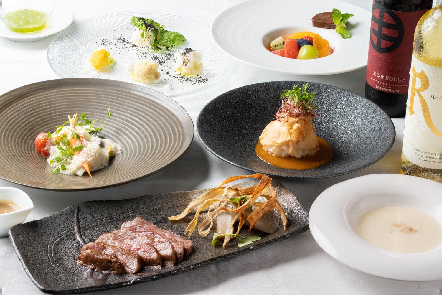 コース仕立てのディナーもオールインクルーシブに含まれる（提供画像）