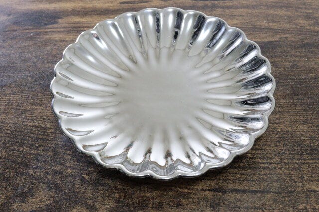 ダイソーの金銀華　小皿のビジュアル