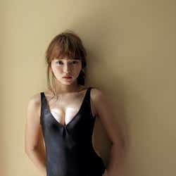 モデルプレス - 歌手×グラビアの新女神・小室さやか、胸元ざっくり美乳大胆みせ