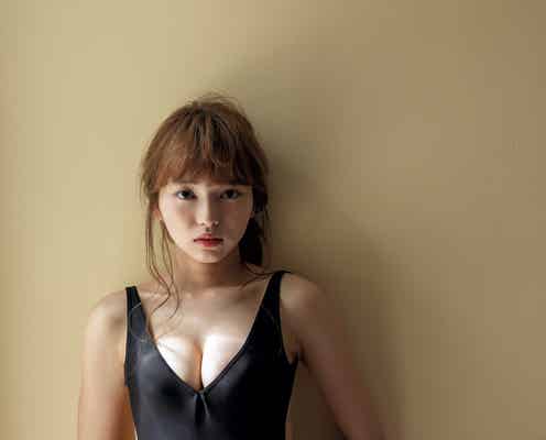 歌手×グラビアの新女神・小室さやか、胸元ざっくり美乳大胆みせ