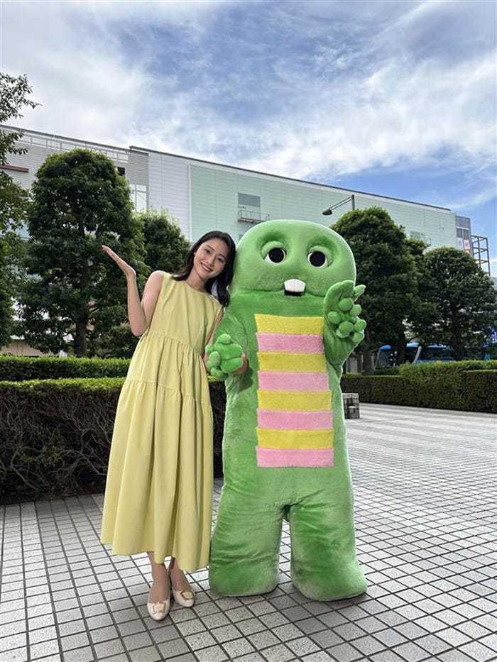 お天気コーナーのパートナー・ガチャピンといっしょに撮影/宮本真綾アナ(C)ガチャムク