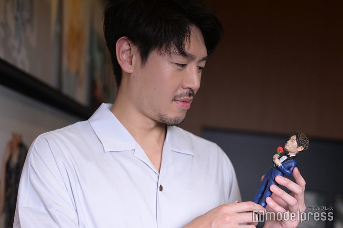 人形と一緒に写真を撮る長谷川惠一(C)モデルプレス