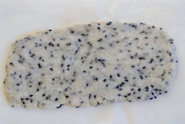 生地を厚さ3mm程度の長方形に伸ばす。
