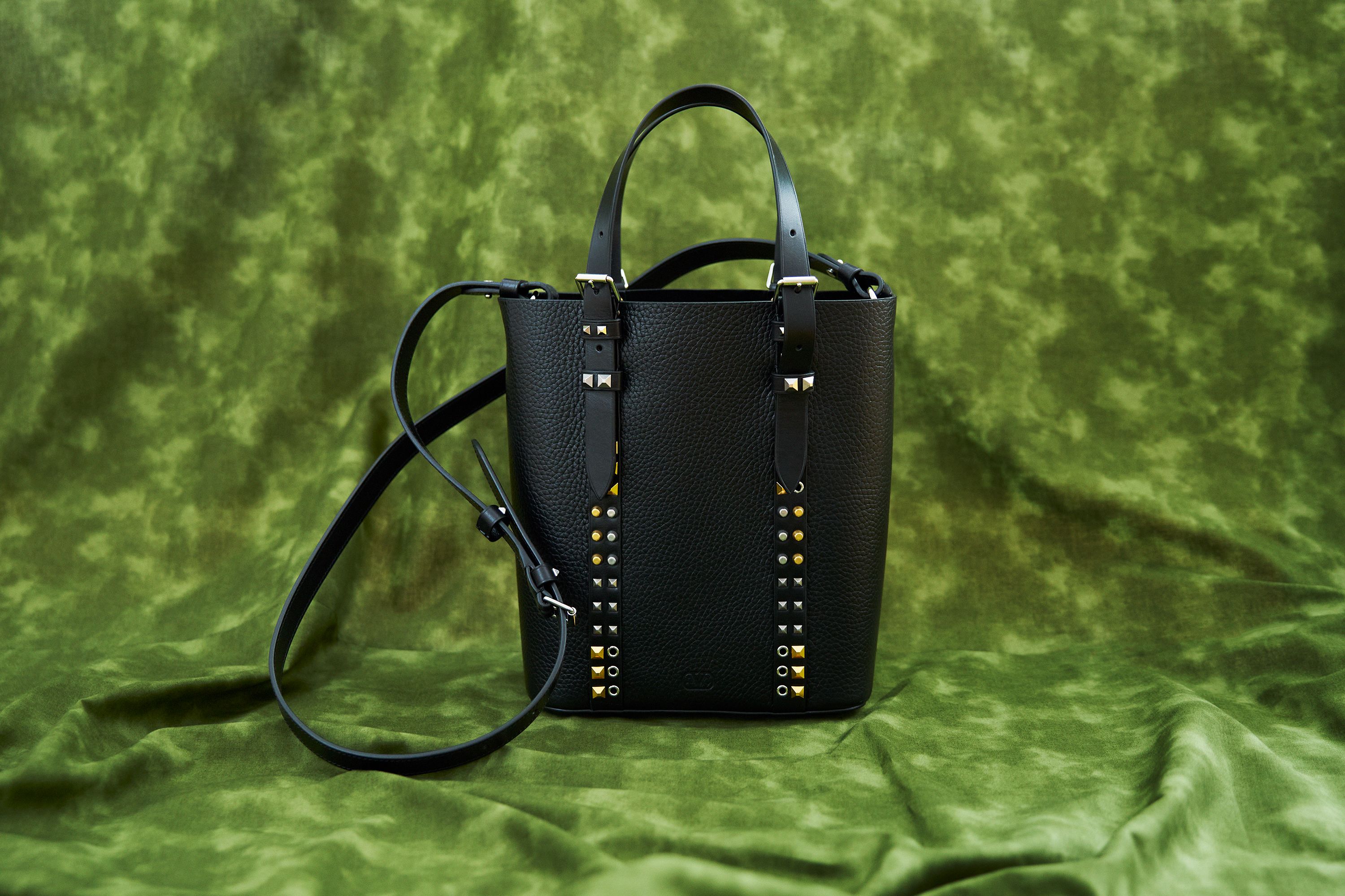 ロマンとポップが上品に交差するヴァレンティノ ガラヴァーニ──2026年春、バッグと財布の最新事情