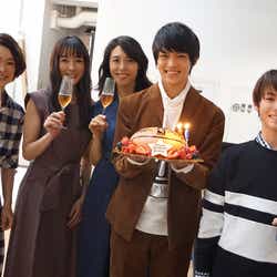 モデルプレス - 7年ぶり活動再開・嘉島陸、“先輩”松嶋菜々子らが20歳バースデーを祝福 「花晴れ」2ショットも実現