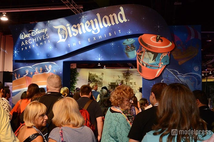 展示の先行お披露目にファンが詰めかけた