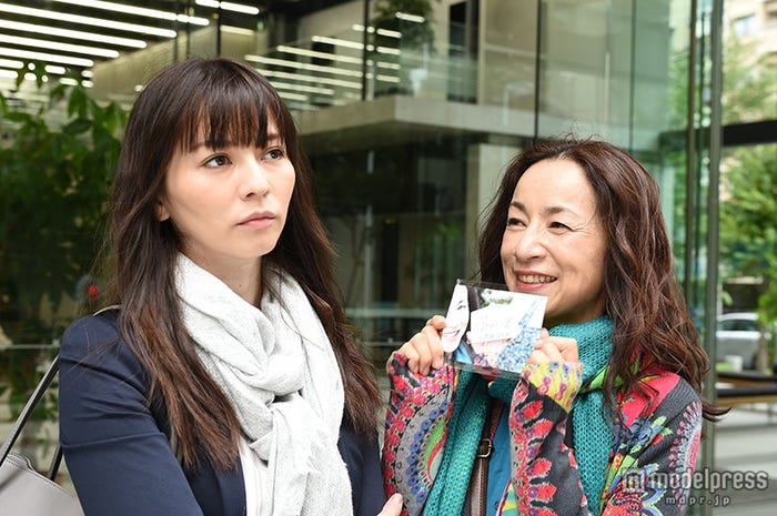 (左から)香里奈、原田美枝子(C)TBS