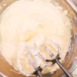 手順1：ボウルにクリームチーズ、砂糖を入れハンドミキサーで混ぜる／画像提供：柏原歩
