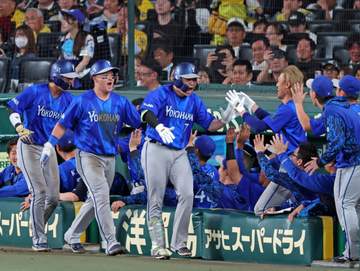 DeNA3連勝で日本S王手 佐野が三回に先制3ラン、牧が八回に2戦連発のソロ 甲子園初登板の先発・片山が快投