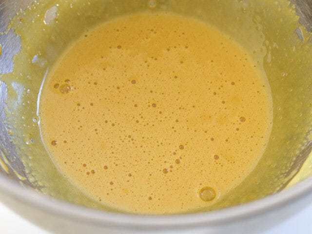 ボウルに卵黄、砂糖を入れ、泡立て器で白っぽくなるまでよく混ぜ合わせる。
