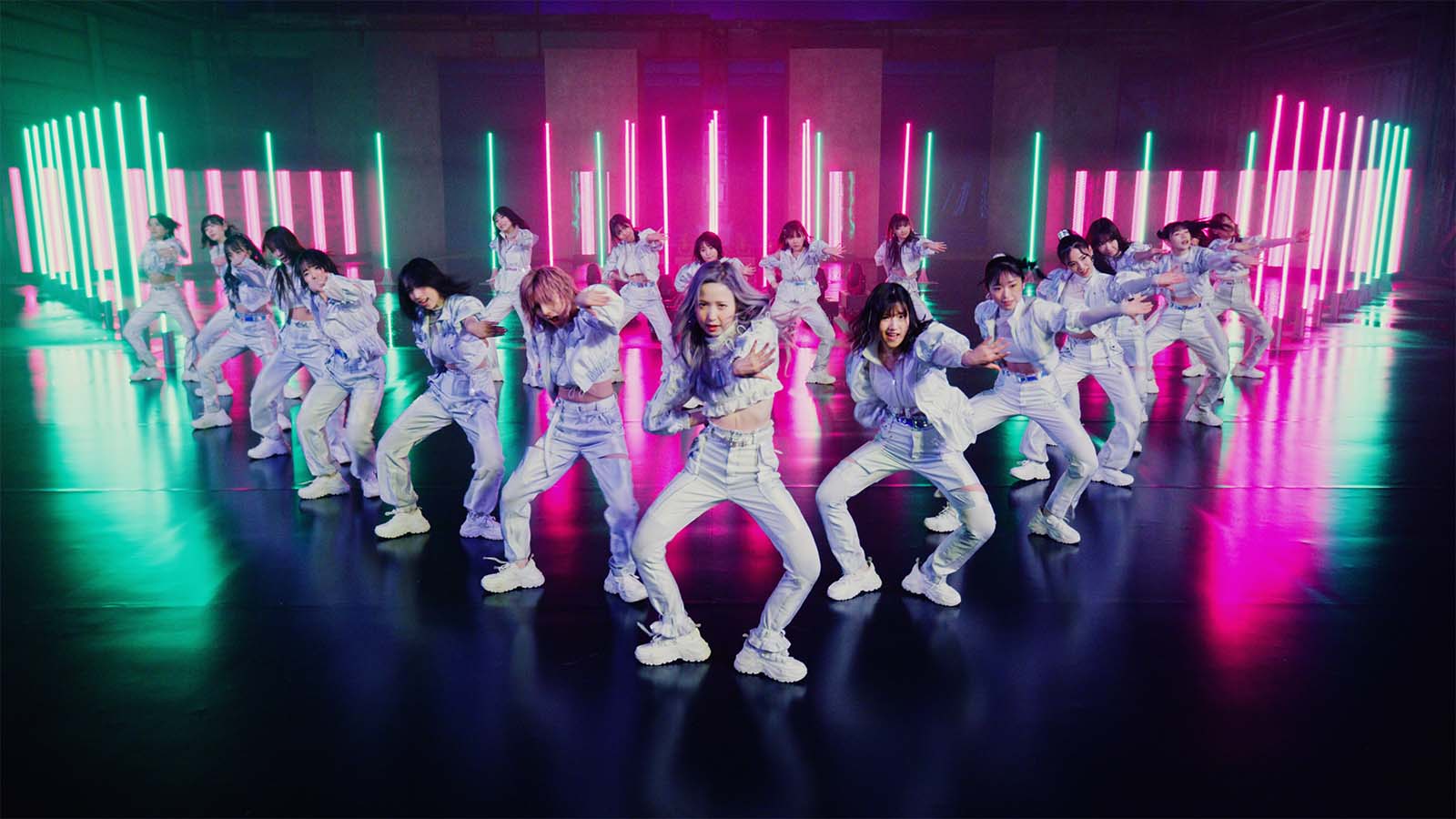 AKB48「元カレです」MVより（C）AKB48／キングレコード