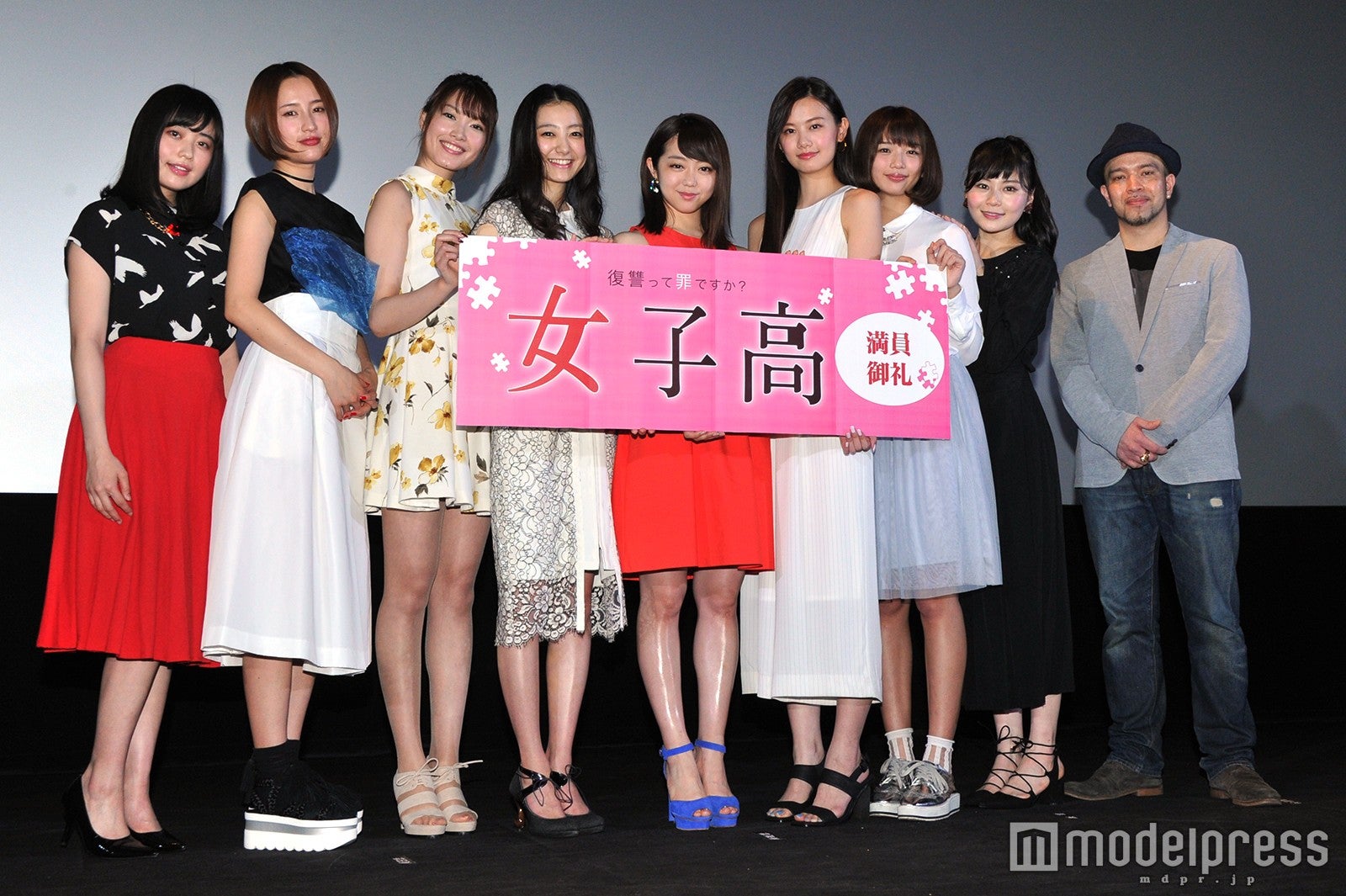 （左から）冨手麻妙、寒川綾奈、中山絵梨奈、高田里穂、峯岸みなみ、泉はる、北山詩織、潮美華、山本浩貴監督（C）モデルプレス