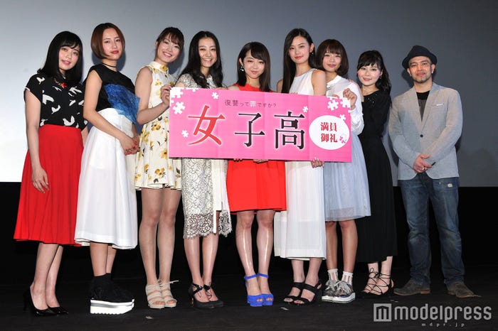 (左から)冨手麻妙、寒川綾奈、中山絵梨奈、高田里穂、峯岸みなみ、泉はる、北山詩織、潮美華、山本浩貴監督(C)モデルプレス