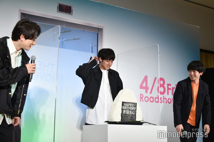 “おにぎりケーキ”に動揺する赤楚衛二とそれを見る町田啓太、風間太樹監督(C)モデルプレス