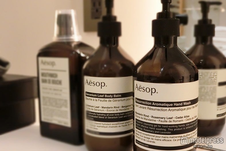 洗面台のボディケア類と浴室のシャンプー類は「Aesop」のもの