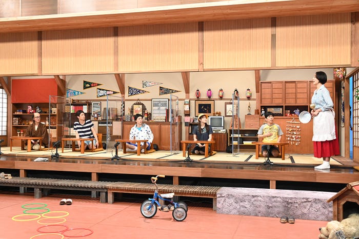 (左から)矢部浩之、もう中学生、犬飼貴丈、松田里奈、岡村隆史、草刈民代 (C)日本テレビ