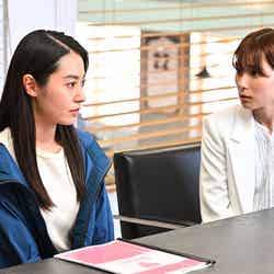 （左から）田辺桃子、芳根京子／「オールドルーキー」第8話より（C）TBS