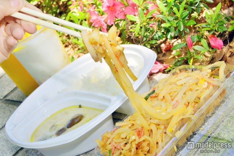 （右から）パッタイ、グリーンカレー、マンゴースムージー