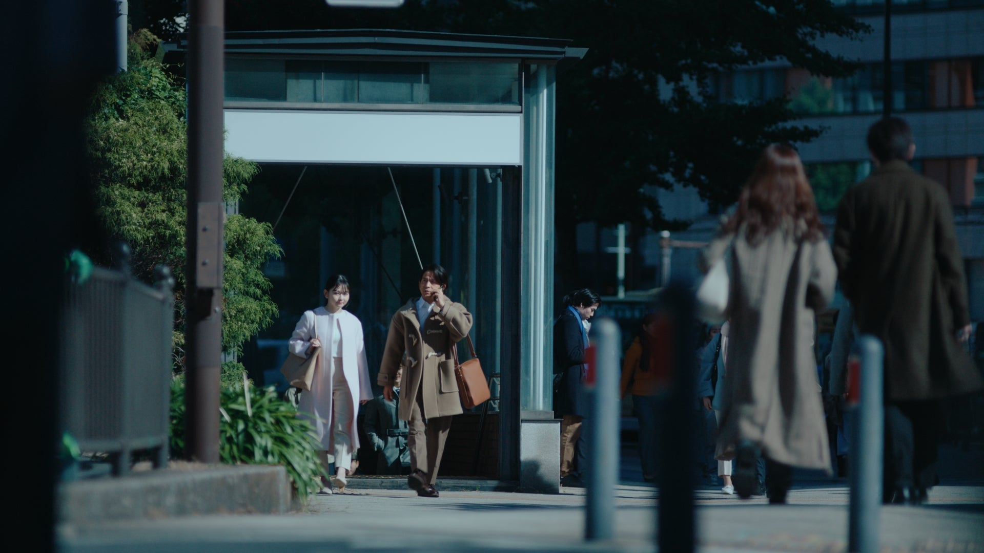 山田杏奈、岡田准一／新CM「朝マックタイム 会議篇」より（提供写真）