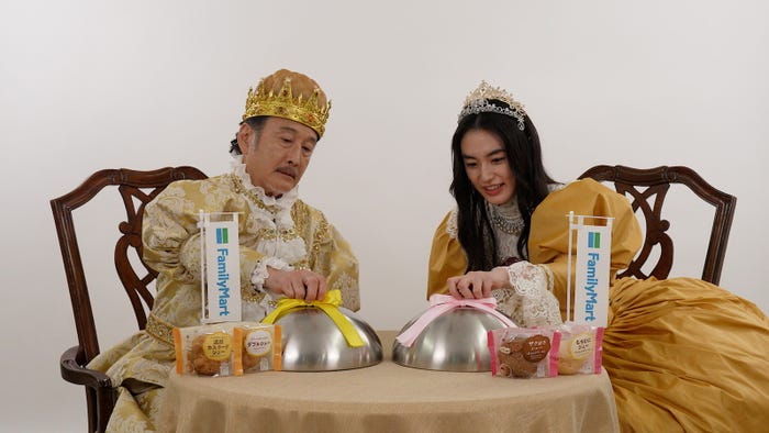 吉田鋼太郎、八木莉可子/新TVCM「絶品シュークリーム大集合」篇(提供写真)