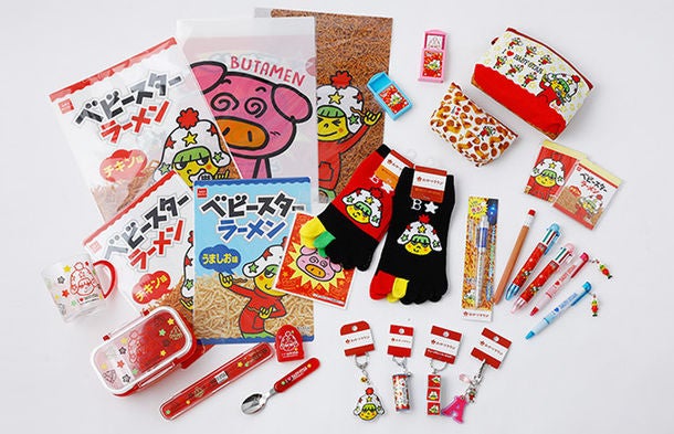 ベビースターやブタメンをモチーフにした小物やステーショナリーイメージ／画像提供：おやつタウン