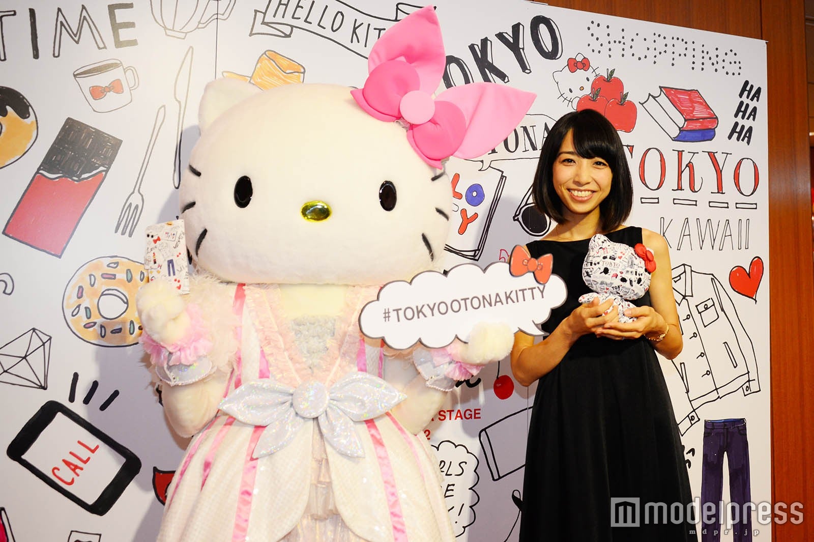 ハローキティと小脇美里氏（C）モデルプレス
