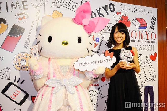 ハローキティと小脇美里氏(C)モデルプレス