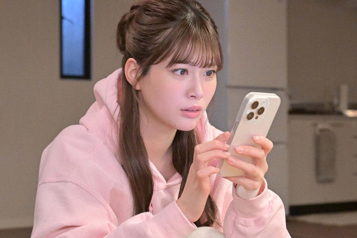 生見愛瑠「くるり~誰が私と恋をした?~」第1話より(C)TBS