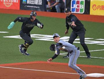 オリックスまさか走者が三塁ベースコーチと接触でアウトに 珍事でチャンス潰す→右翼席からは「気合を入れろ、バファローズ」