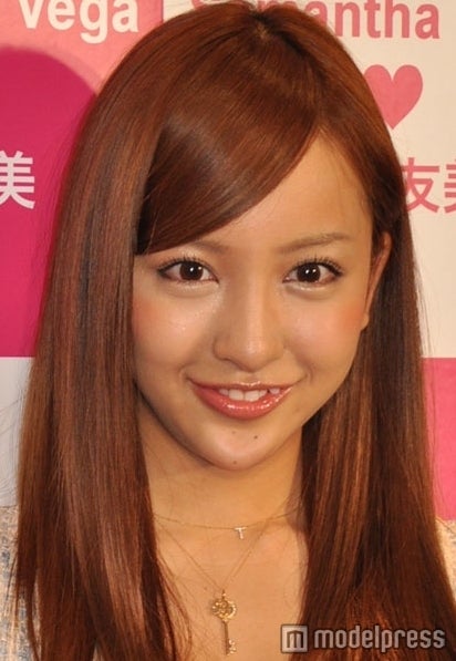 AKB48板野友美に憧れたファン、”付け八重歯”で握手会来場