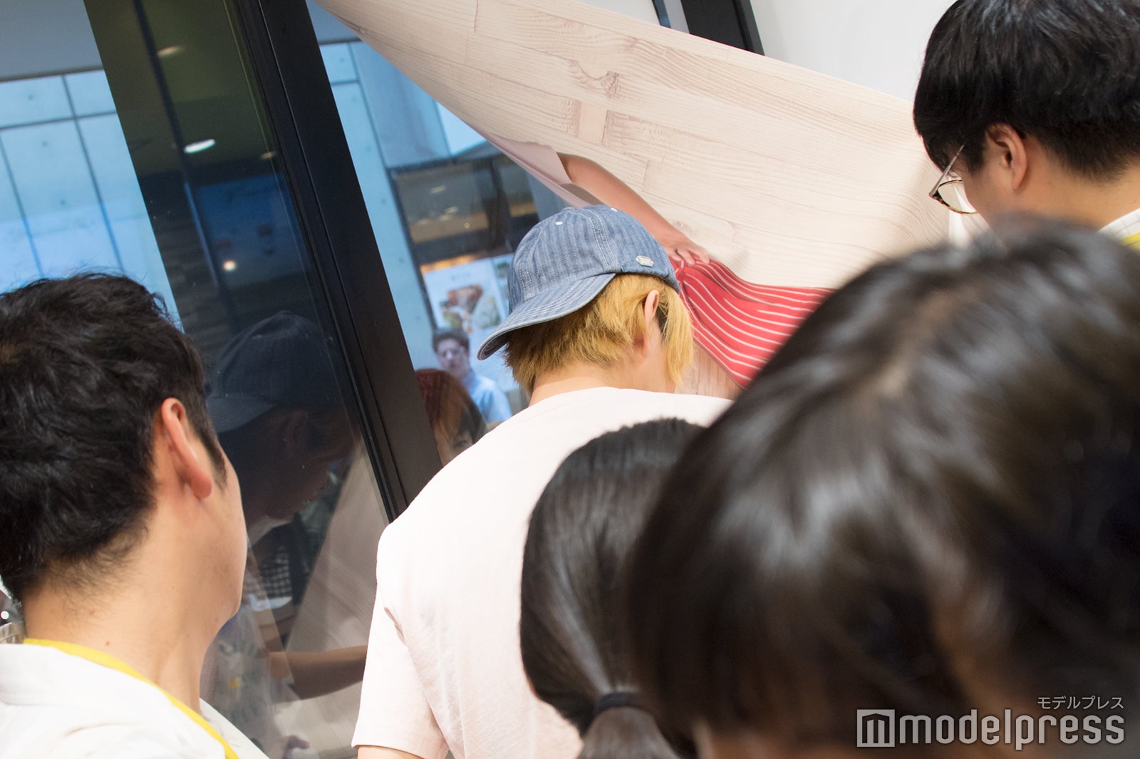 ポスターにサインをするはじめしゃちょー （C）モデルプレス