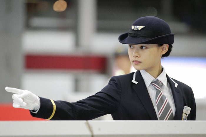 杉咲花の駅員姿が決まってる 神木隆之介が思いを馳せていた同級生役に 刑事ゆがみ モデルプレス