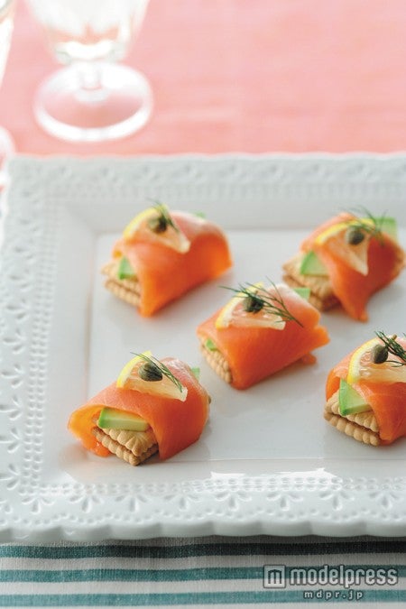 「ビスコのアボカドスモークサーモンロール」／「saita」3月号より