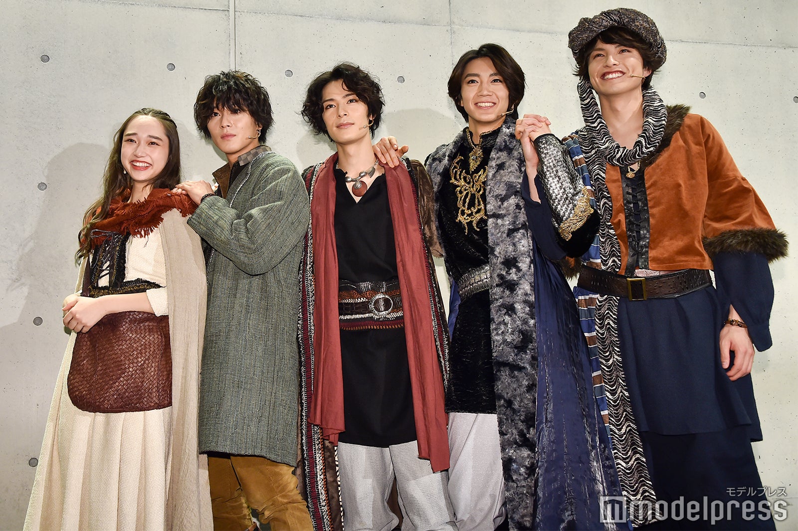 白本彩奈、猪野広樹、塩野瑛久、長妻怜央、小南光司（C）モデルプレス