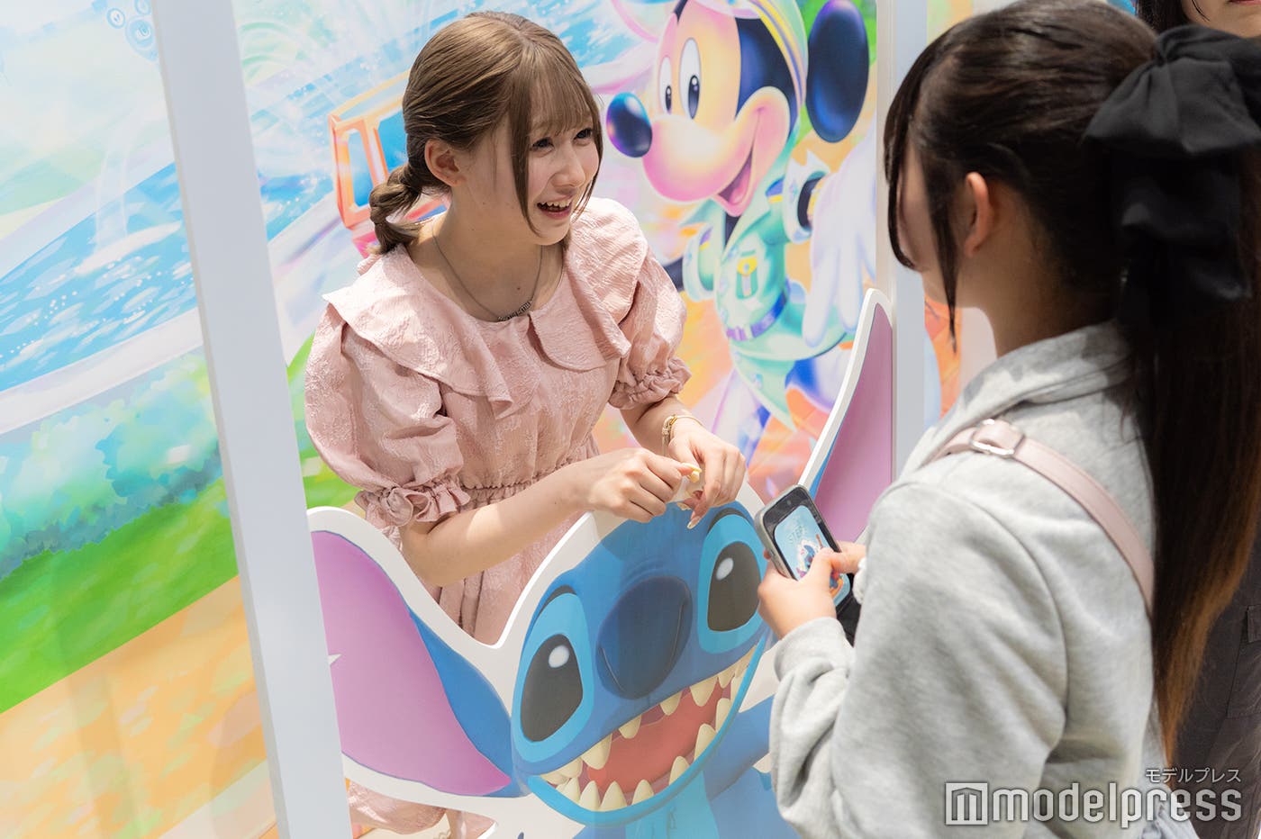 ファンにシールを渡す向日えな(C)モデルプレス