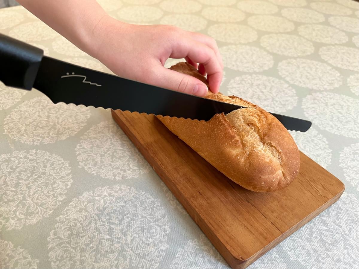 【本音レビュー】ワッツ×藤本美貴コラボ「パン切りナイフ」は忙しい朝の味方？使い心地を検証してみた