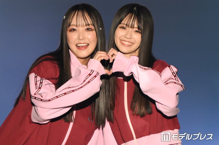 STU48福田朱里＆NMB48桜田彩叶、ハートポーズで密着 お揃いスウェットが可愛い 【TGC熊本2024】