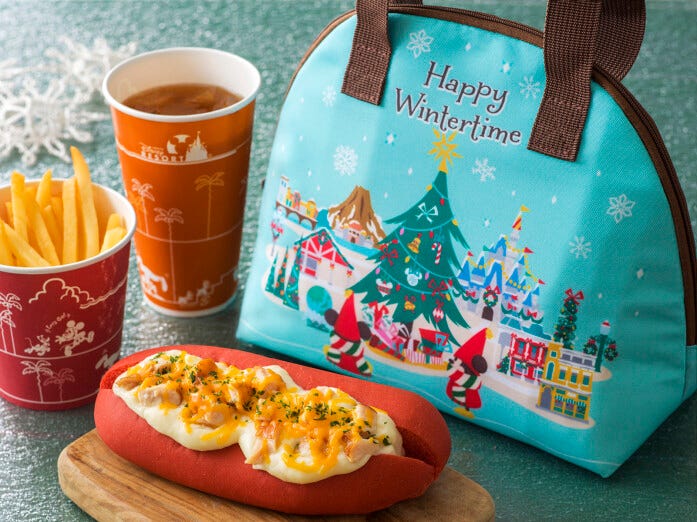 「リフレッシュメント・コーナー」のスペシャルセット 1180円、スーベニアランチケース付きで 2380円。グラタンドッグはチキン＆BBQソース味で、ウインナーがソースに隠れて見えないほど。ポテトとドリンク付き