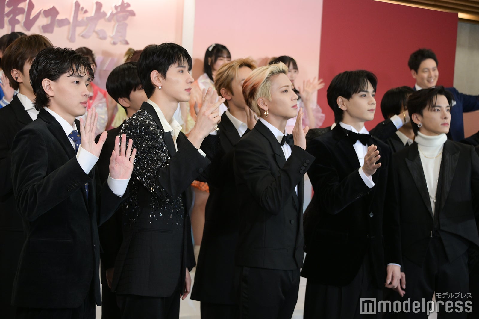 手を振るimase、JO1ら（C）モデルプレス