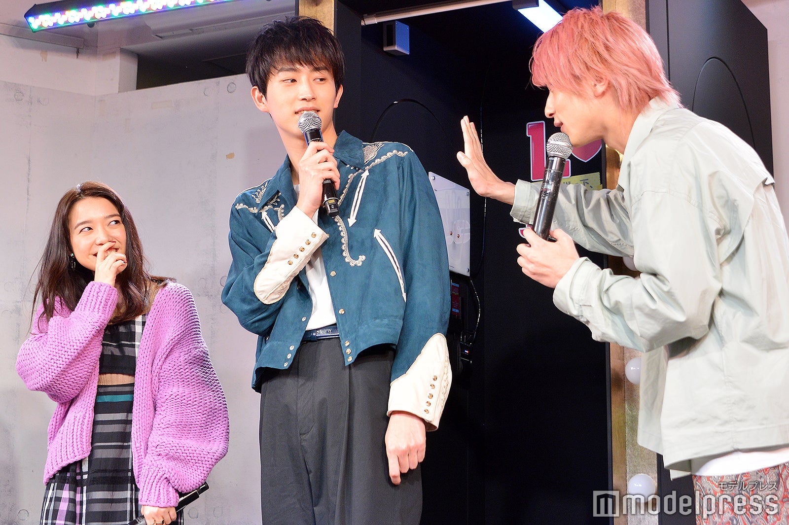 壁ドンのコツを語る横浜流星（右）を見ている上白石萌音（左）と杉野遥亮（中央）／（C）モデルプレス